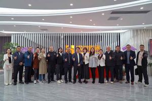 热烈欢迎新疆喀什人社局一行领导莅临爱游戏(中国)集团指导