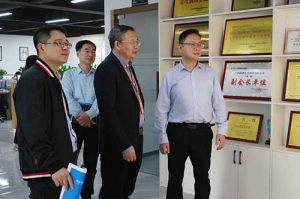 热烈欢迎市政府秘书长林兢一行莅临爱游戏(中国)集团广西公司考察指导